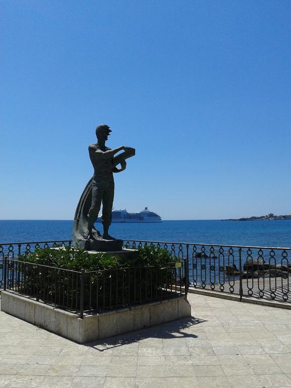 Mare E Monti Villa Giardini-Naxos Buitenkant foto